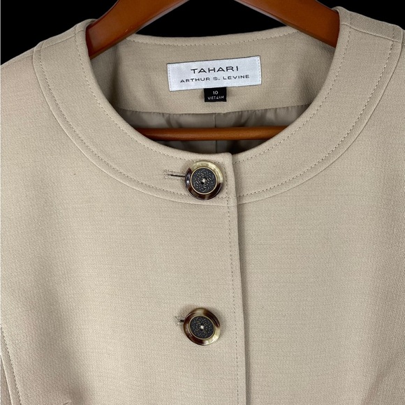 Tahari Blazer Jacket Sz 10 Fully Lined Darting Oversized Buttons - Picture 3 of 12